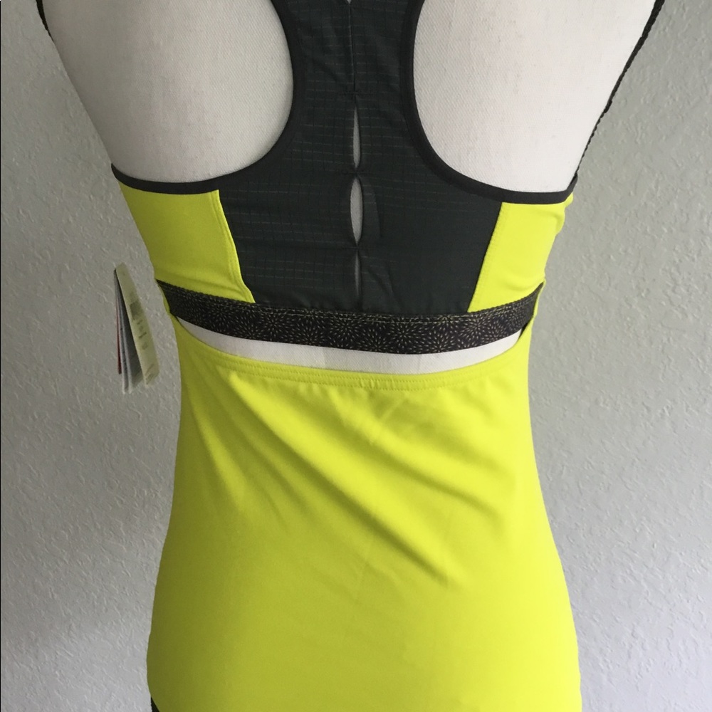 Mountain Hardware active wear top., petite small. - Picture 3 of 8